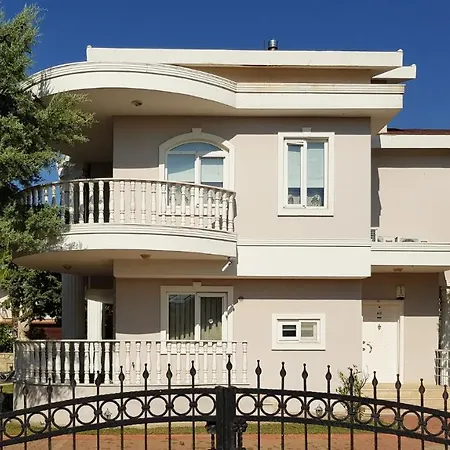 ヴィラ 3-bedroom By The Pool *